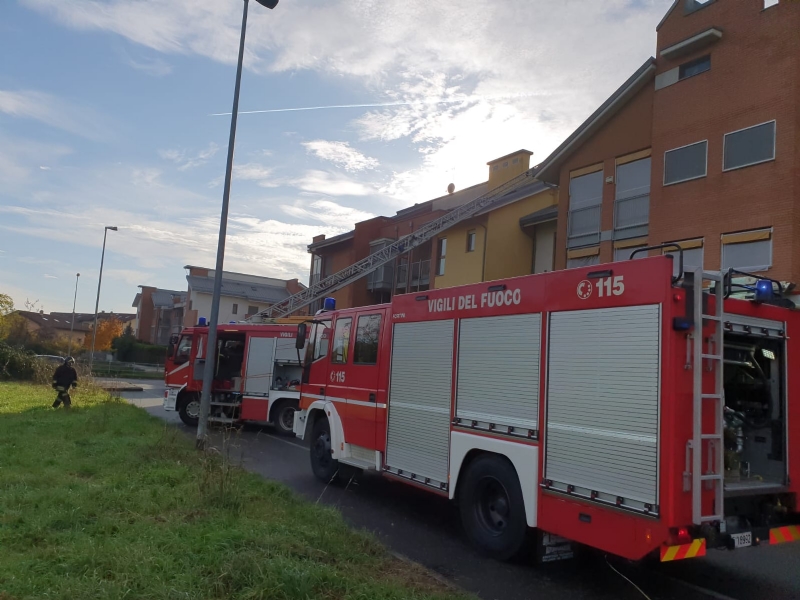 CASELLE - Brucia il tetto di una palazzina in via Cristoforo Colombo