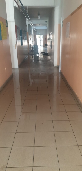COLLEGNO - Idioti scaricano acqua ed estintori nelle aule della scuola: danni alla Gramsci - FOTO