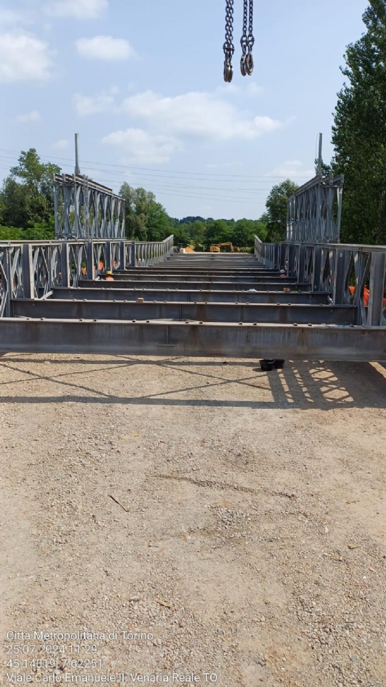 VENARIA - Posizionato il ponte provvisorio sul Ceronda in «sostituzione» del Castellamonte - FOTO
