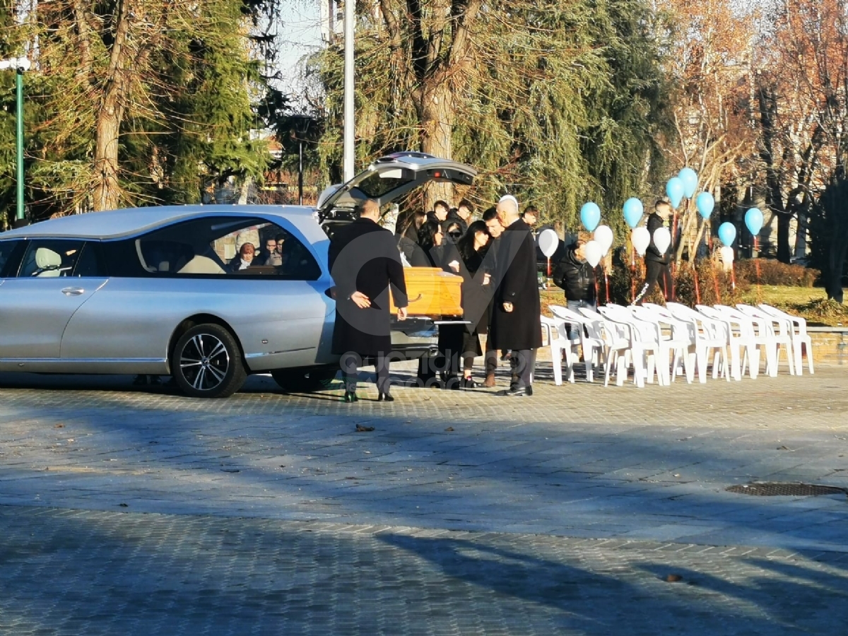 CASELLE - Palloncini biancoazzurri e lacrime, una folla di gente per l'ultimo abbraccio a Blendi Halili - FOTO