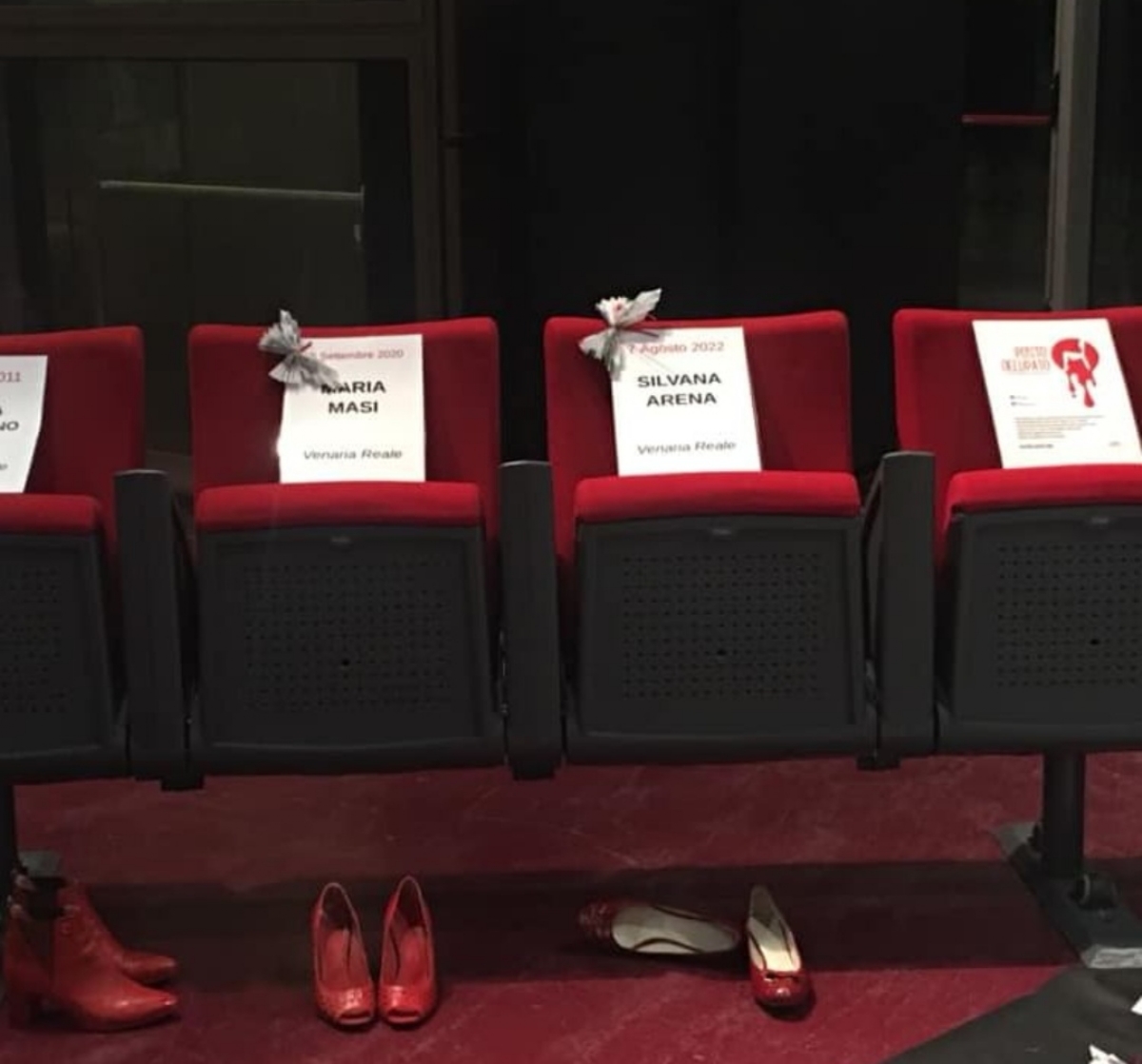 VENARIA - La città grida il suo «no» alla violenza contro le donne - FOTO