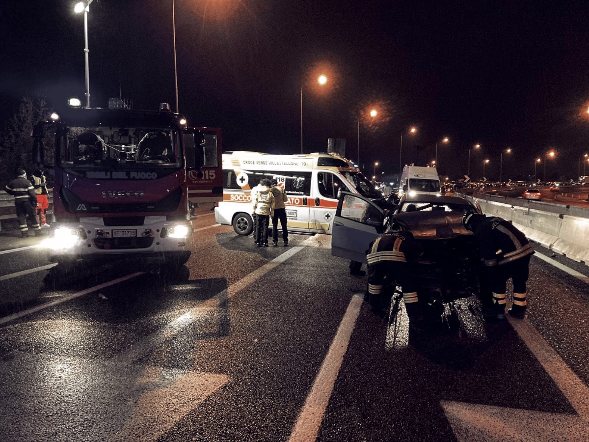 INCIDENTE IN TANGENZIALE A RIVOLI - Sbalzato fuori dall'abitacolo: 42enne dovrà essere operato - FOTO