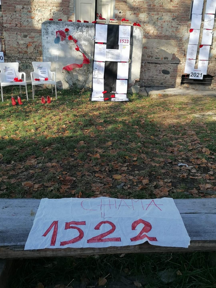 VENARIA - In tantissime alla Mandria per l'iniziativa «Diciamo No alla violenza sulle donne» - FOTO