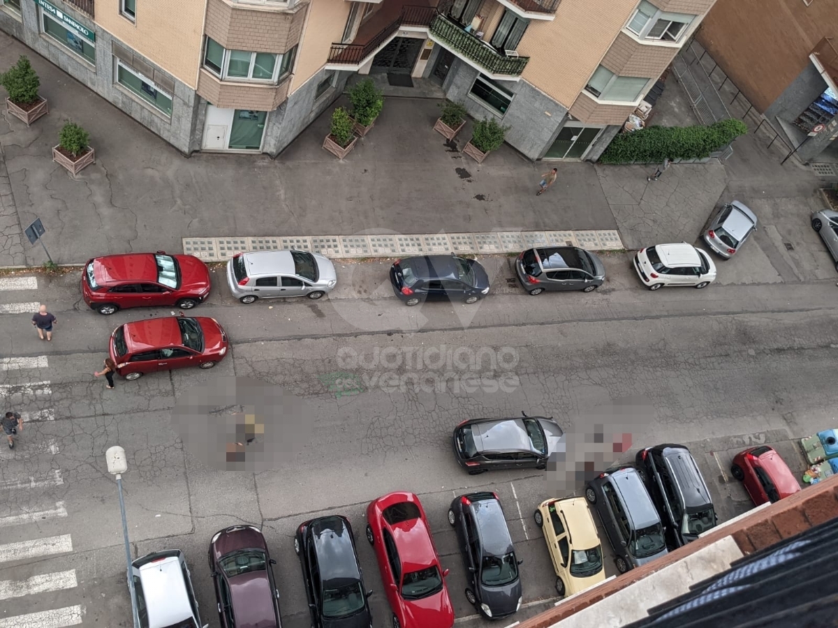 INCIDENTE A COLLEGNO - Due auto si scontrano, una finisce contro altre tre parcheggiate - FOTO