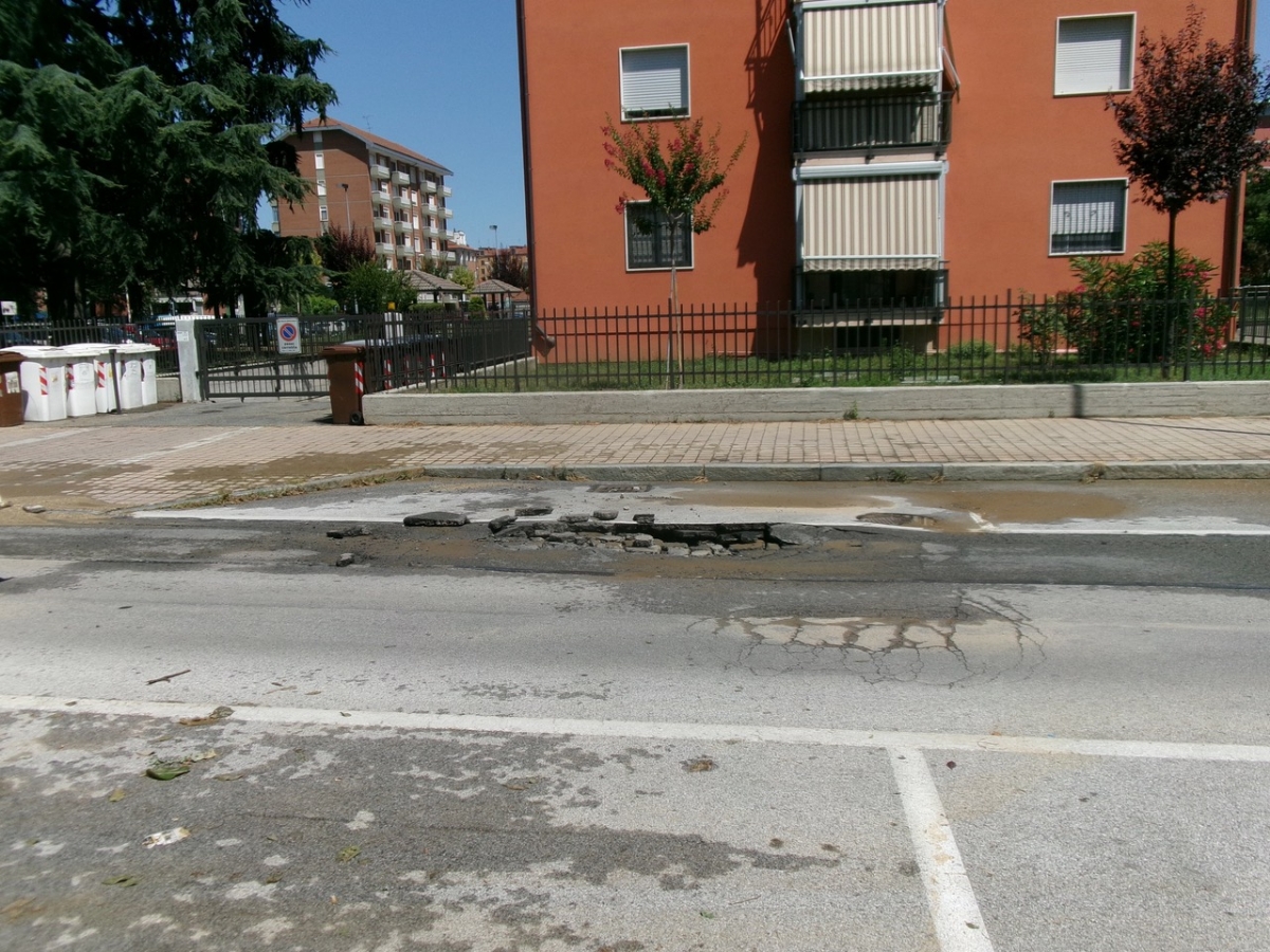 GRUGLIASCO - Riaperta al transito via San Gregorio Magno dopo la maxi perdita d'acqua - FOTO