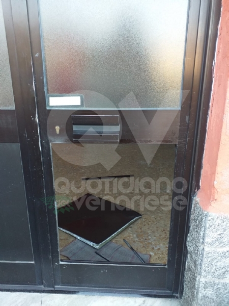 VENARIA - Natale amaro in casa Pd: vandalizzata la sede di via Palestro