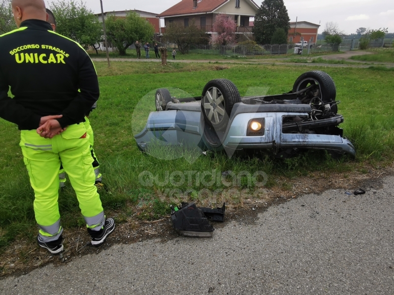 DRUENTO - Scontro al curvone della provinciale 8: auto esce di strada e si ribalta - FOTO