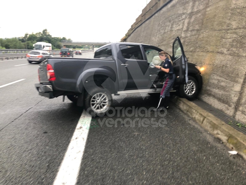 RIVOLI - Perde il controllo e finisce contro un muro in tangenziale: era completamente ubriaca