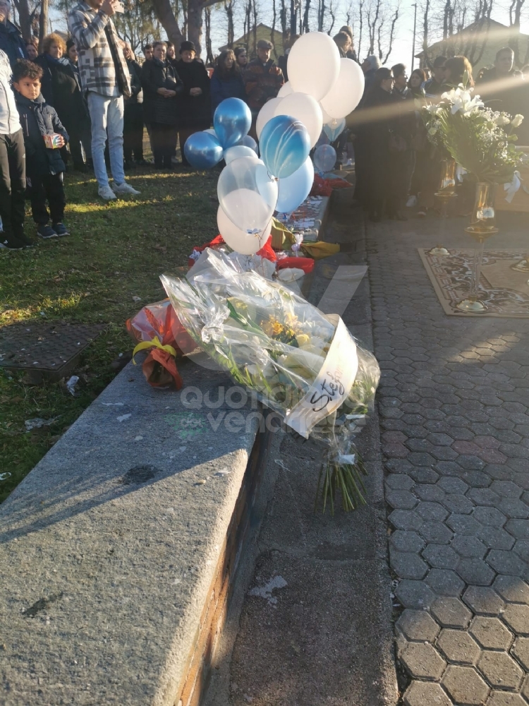 CASELLE - Palloncini biancoazzurri e lacrime, una folla di gente per l'ultimo abbraccio a Blendi Halili - FOTO