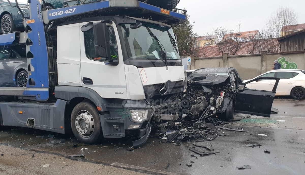 INCIDENTE A VENARIA - Scontro bisarca-suv in corso Garibaldi: un ferito e code chilometriche - FOTO