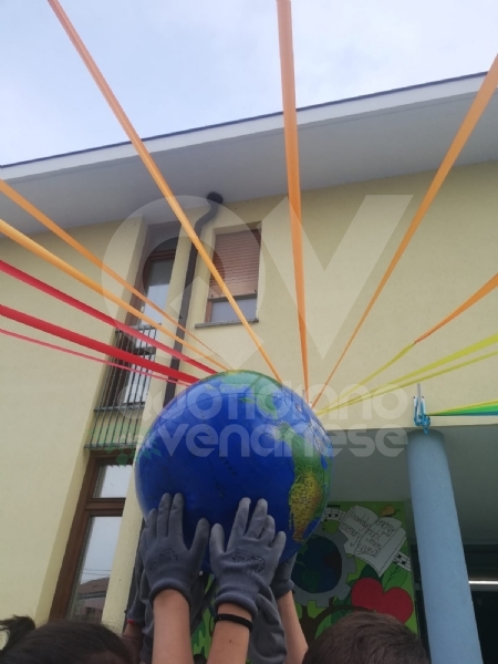 GIVOLETTO - Agenda 2030: guanti, pinze e sacchi per i giovani studenti per un ambiente pulito