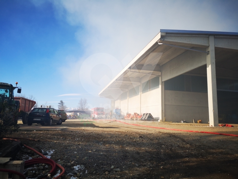 COLLEGNO - Inferno alla «Cascina Serpera»: a fuoco il fienile dell'azienda agricola Bosco