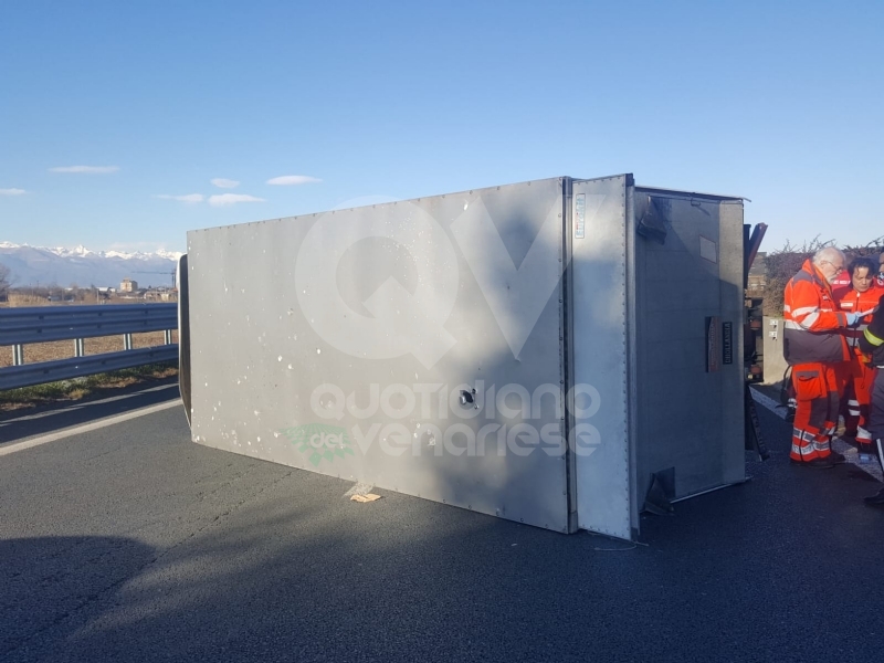 INCIDENTE SULLA TORINO-CASELLE - Camion si ribalta: tre feriti, caos e code sul raccordo - FOTO