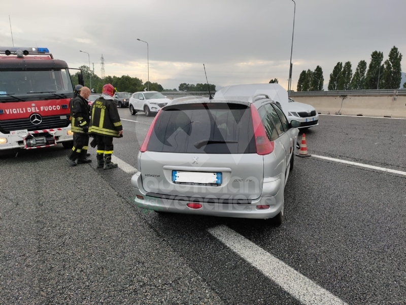 RIVOLI - Testacoda in tangenziale dopo aver urtato il guardrail: coppia rimane ferita