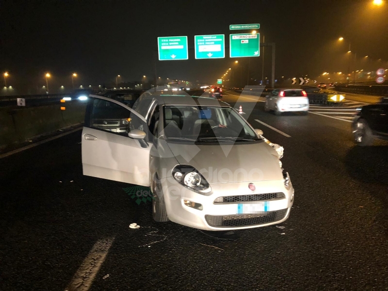 COLLEGNO - Incidente in tangenziale tra due auto: un uomo guidava ubriaco