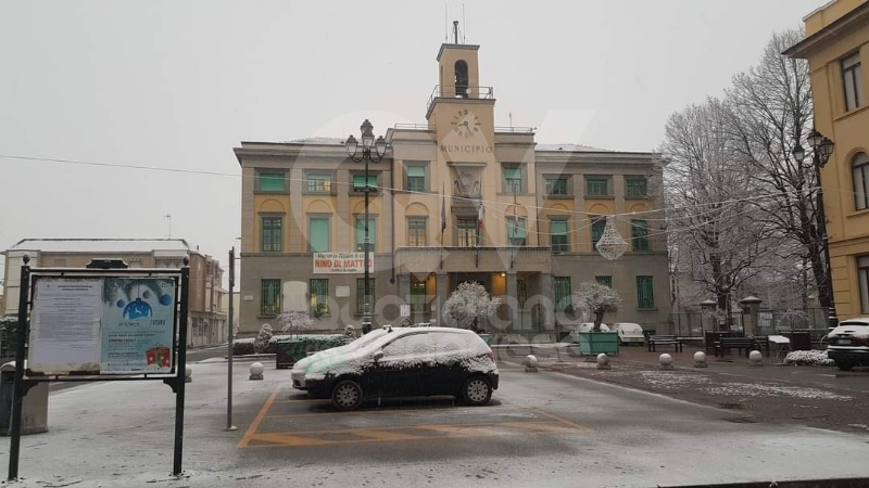 LA NEVE E' ARRIVATA - Strade imbiancate, mezzi spargisale in azione già dalla notte FOTO