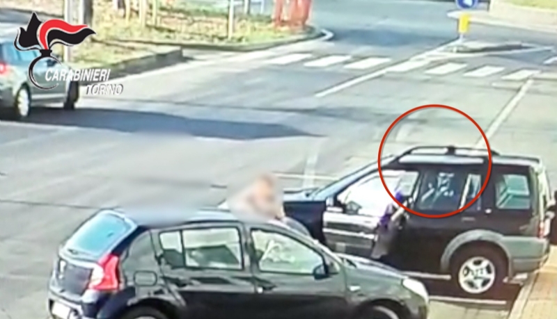 BORGARO-CASELLE - Rubano le borsette alle signore: due marocchini arrestati dai carabinieri