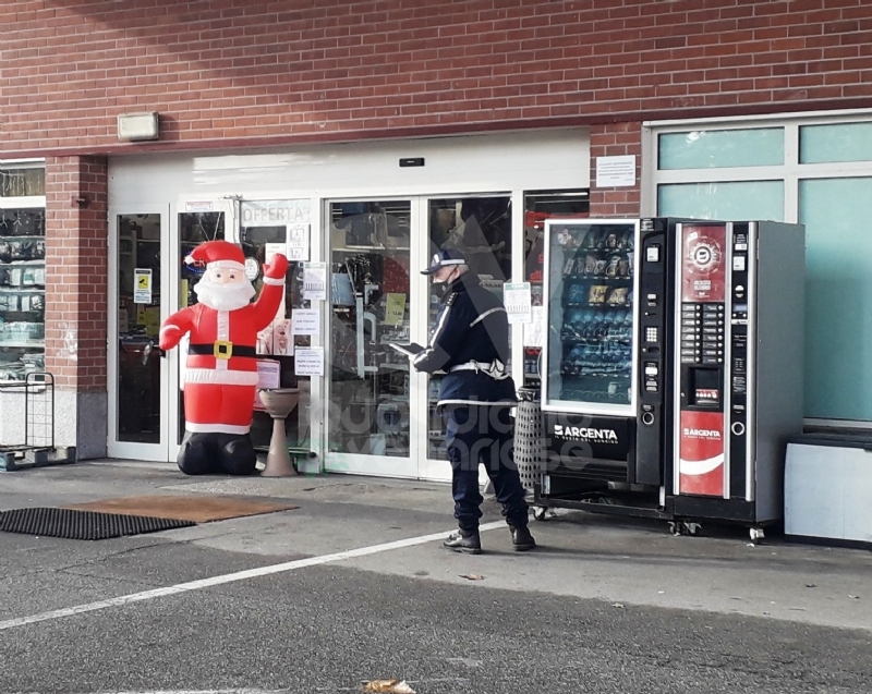 GRUGLIASCO - Vendeva fuochi pirotecnici a minori di 14 anni: denunciato titolare di un bazar
