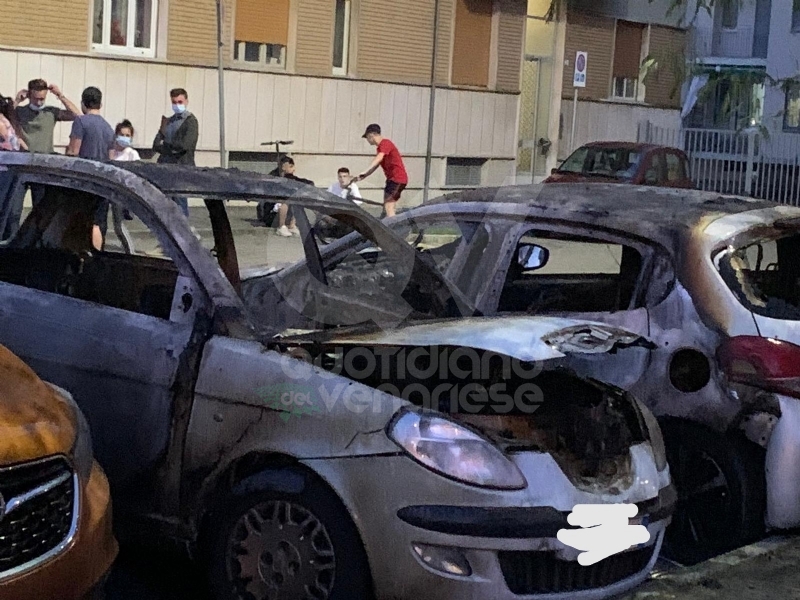 RIVOLI - Dopo mesi, le auto tornano ad essere distrutte dalle fiamme - FOTO