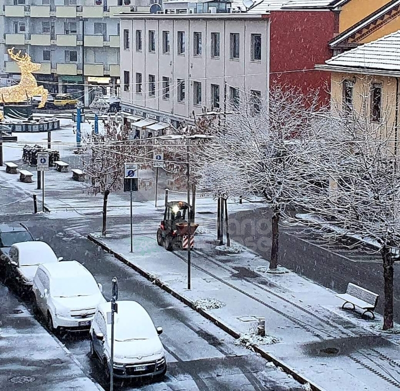 LA NEVE E' ARRIVATA - Strade imbiancate, mezzi spargisale in azione già dalla notte FOTO