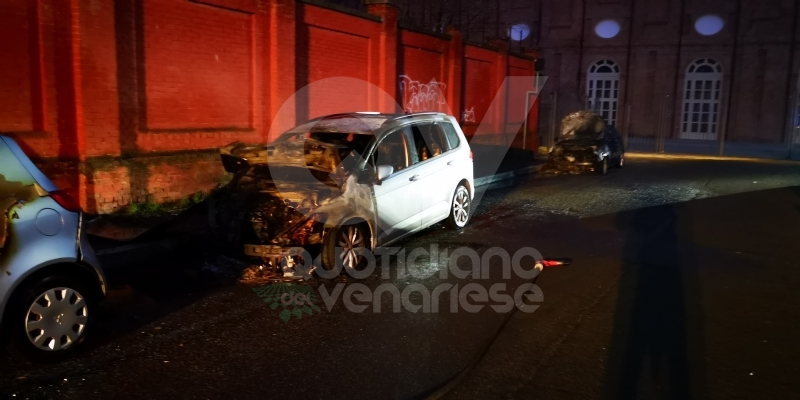 VENARIA - Cinque auto distrutte dalle fiamme in via Montello