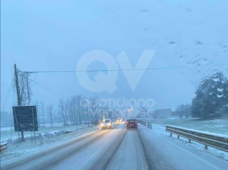 LA NEVE E' ARRIVATA - Strade imbiancate, mezzi spargisale in azione già dalla notte FOTO