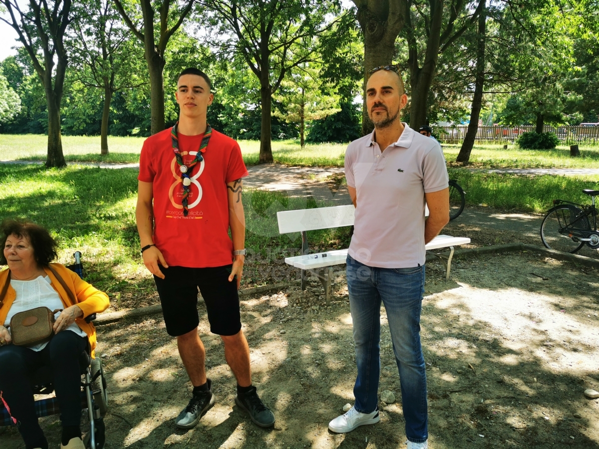 VENARIA - Panchine rimesse a nuovo al parco Magellano di Altessano grazie al Gruppo Scout Venaria Reale 1 - FOTO