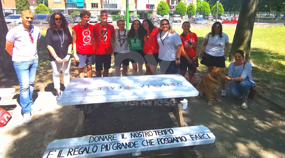 VENARIA - Panchine rimesse a nuovo al parco Magellano di Altessano grazie al Gruppo Scout Venaria Reale 1 - FOTO