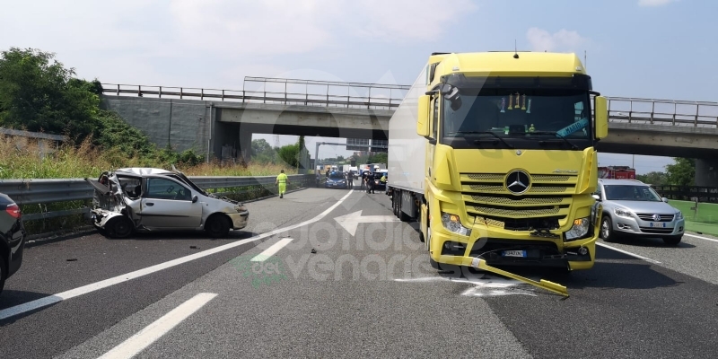 VENARIA-BORGARO - Il cofano si apre all'improvviso, sbanda con l'auto e colpisce un tir: ferito