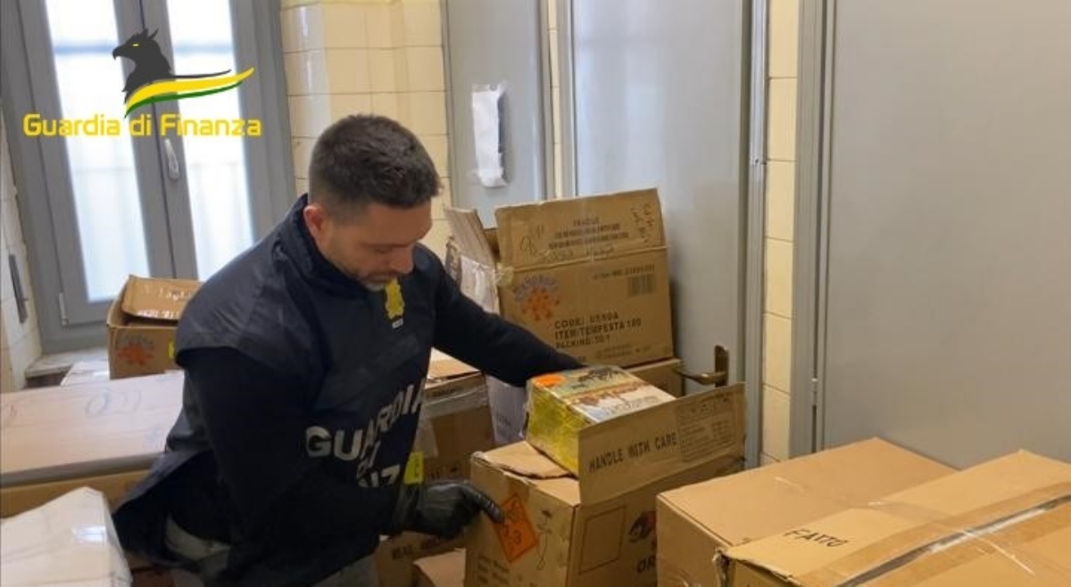 VENARIA - Scoperto un deposito di fuochi d'artificio illegali: un commerciante nei guai