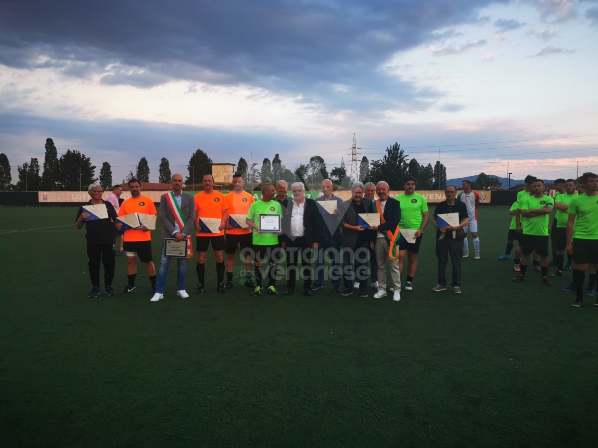 VENARIA - Memorial Pavanello, 4-4 fra Vecchie Glorie e Amministratori: ma vince la solidarietà - FOTO