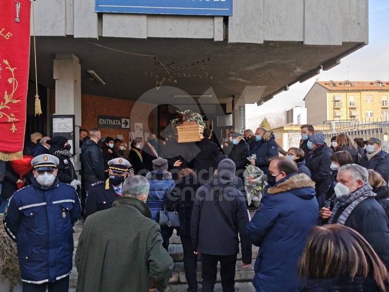 VENARIA - Lacrime e applausi per l'ultimo saluto a Fabio Artesi