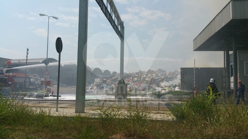 SAVONERA-COLLEGNO - Ennesimo incendio alla ex Publirec: colonna di fumo visibile dalla tangenziale