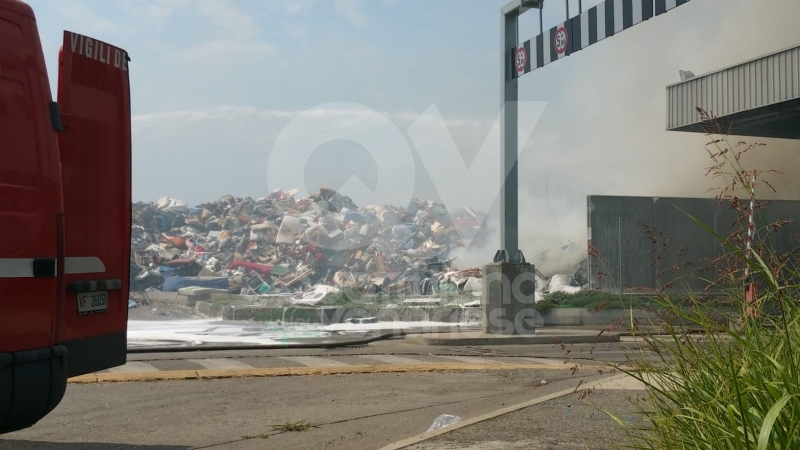 SAVONERA-COLLEGNO - Ennesimo incendio alla ex Publirec: colonna di fumo visibile dalla tangenziale