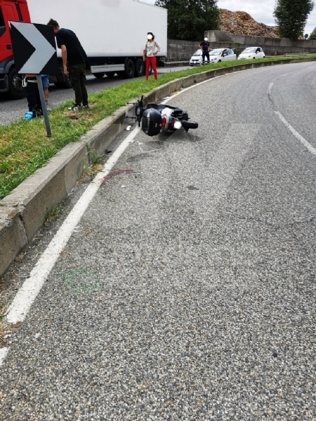 GRUGLIASCO - Senza patente, perde il controllo dello scooter (del collega): in ospedale