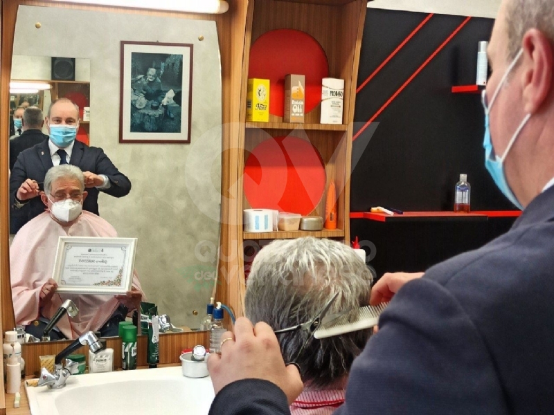 COLLEGNO - Il barbiere Gilberto Mazzini va in pensione: il Comune lo ringrazia con una targa - FOTO