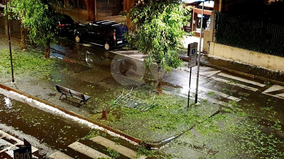 VIOLENTA GRANDINATA - In tutta la zona: chicchi enormi e forte vento. Danni alle auto - FOTO