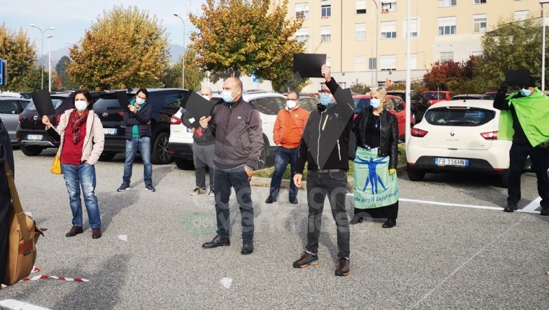 RIVOLI - «Tu sì, tu no. Senza Dpi non ci sto»: protesta di infermieri e operatori sanitari Asl To3