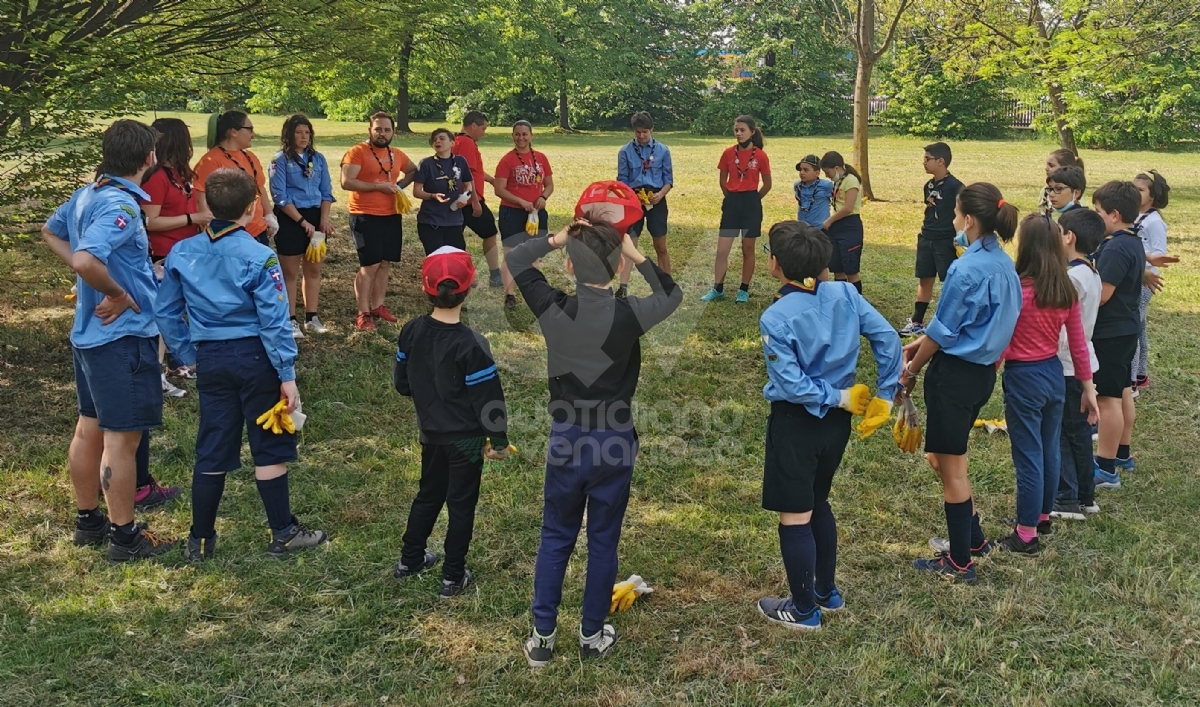 VENARIA - Guanti, sacchi neri e tanta volontà: così gli scout hanno ripulito il parco Magellano - FOTO