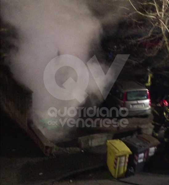 VENARIA - Auto a fuoco nel parcheggio di via Rossini: cortocircuito o atto doloso?