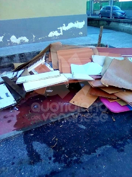 VENARIA - Tolti i gabbiotti in legno tra via Sciesa e corso Matteotti: troppi rifiuti abbandonati