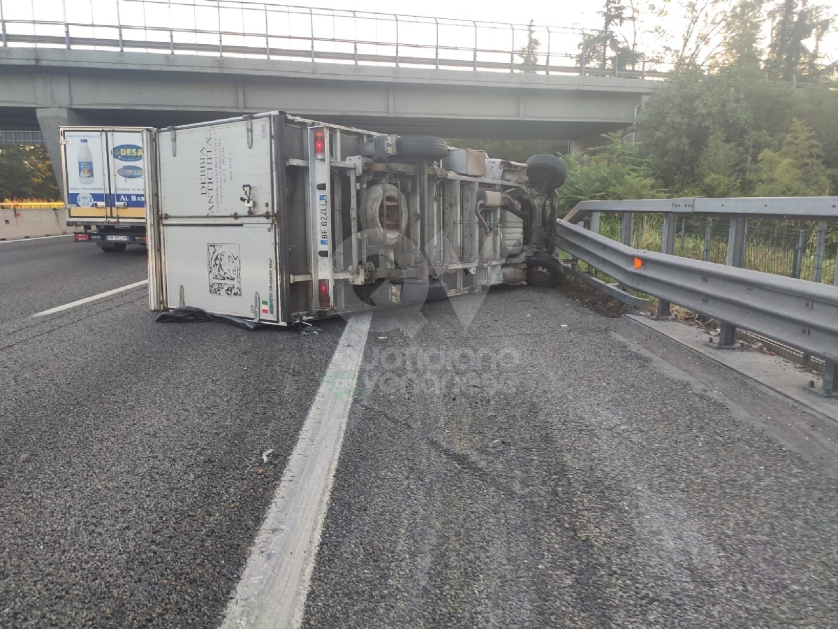 INCIDENTE IN TANGENZIALE A RIVOLI - Furgone si ribalta, un ferito - FOTO