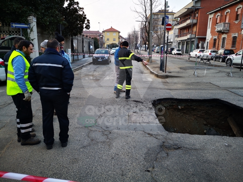 VENARIA - Voragine in strada: caos in viale Buridani