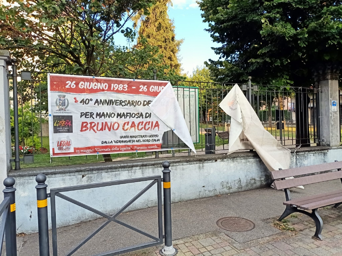 VANDALI A PIANEZZA - Danneggiati gli striscioni sulla legalità. L'associazione: «Non denunciamo» - FOTO