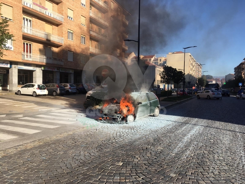 RIVOLI - Paura in corso Susa: Fiat Punto prende fuoco mentre è in marcia - FOTO E VIDEO