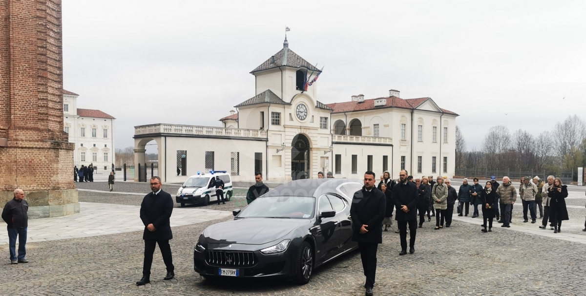 VENARIA - In tanti a Sant'Uberto per l'ultimo saluto a Gianfranco Falzoni - FOTO