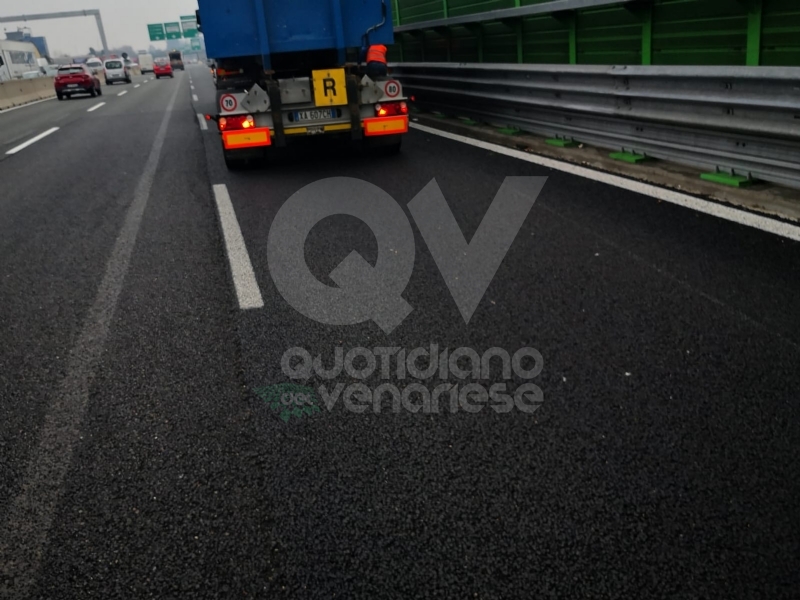 RIVOLI - Incidente in tangenziale: ferito autotrasportatore. Caos e lunghe code - FOTO