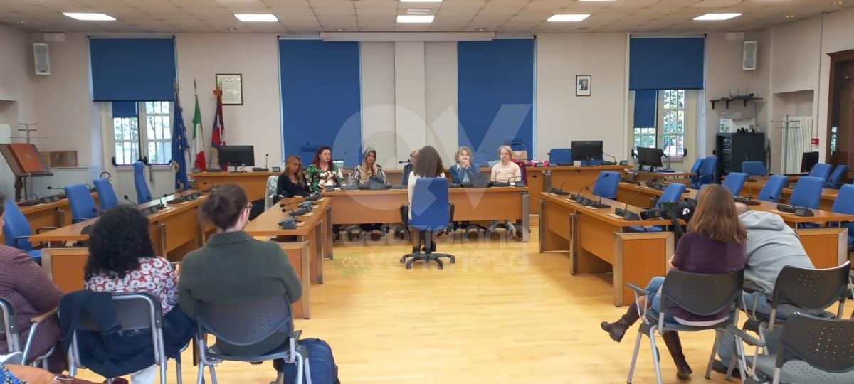 COLLEGNO - Il custode è in ferie: lauree di Scienze della Formazione discusse in sala consiliare - FOTO