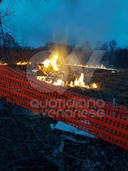 VENARIA - Terreno a fuoco in via Stefanat: bruciate sterpaglie e rifiuti