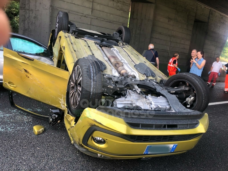 COLLEGNO - Incidente in tangenziale: tre veicoli coinvolti, un'auto ribaltata e quattro feriti
